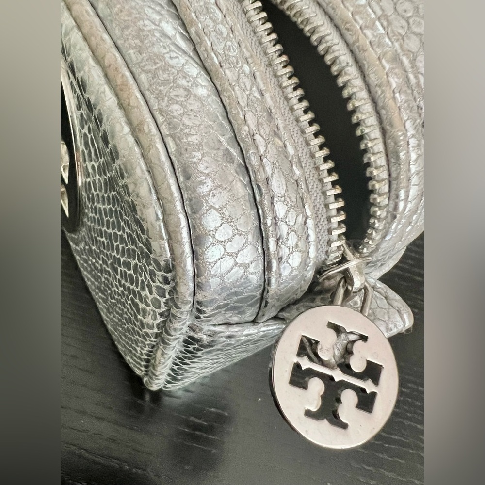 RARE!  TORY BURCH REVA Silver Embossed Leather Makeup Bag - Picture 4 of 7